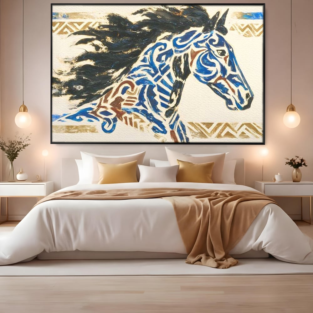 Tablou canvas cu tablou canvas cu un cal in galop, in rama de aluminiu negru, pe perete intr-un dormitor